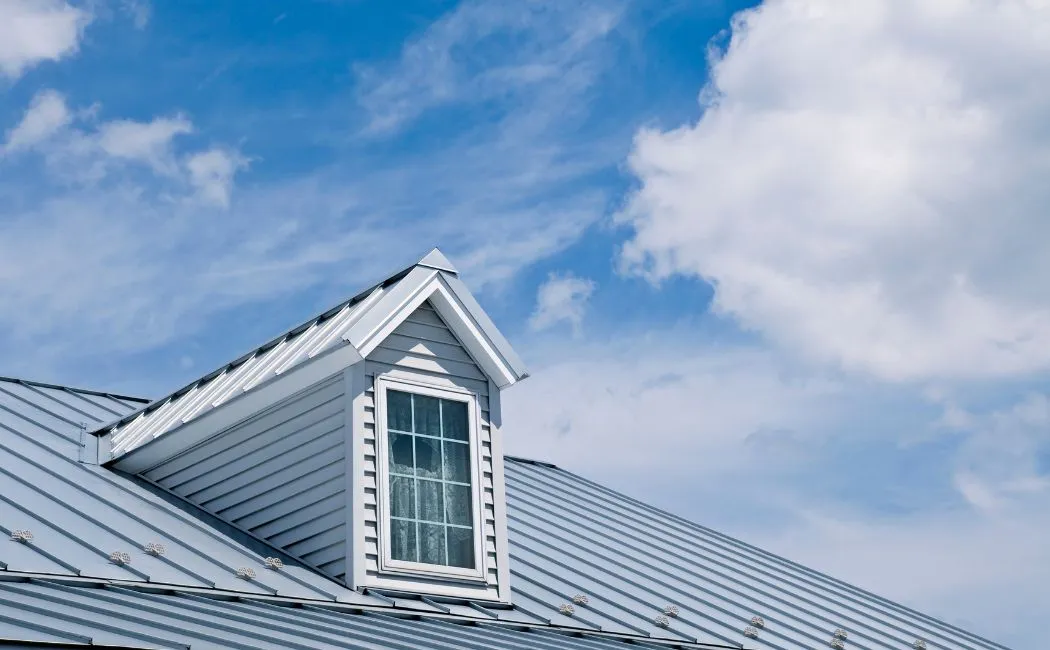 Okna dachowe – jak wybrać i zainstalować dla optymalnego oświetlenia