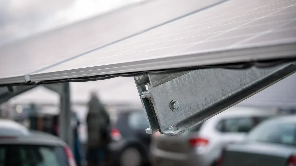 Panele na dachu i nowe ładowarki. Elektryczny transport w Głogowie