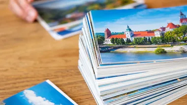 Sześć pocztówek na 80-lecie Chrobrego. Trafią do kibiców za darmo