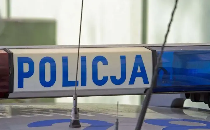 Bezpieczna droga do szkoły w Głogowie - policjanci uczą i rozdają odblaski