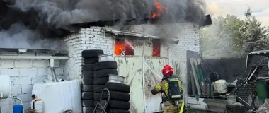 Poranny pożar garażu w Głogowie. Siedem zastępów w akcji