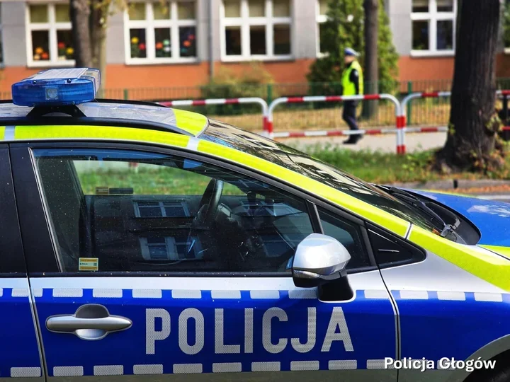 Policjanci pojawili się przy szkołach. Reagują na każdy sygnał