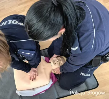Policjanci z Głogowa ćwiczyli ratowanie życia i obsługę AED