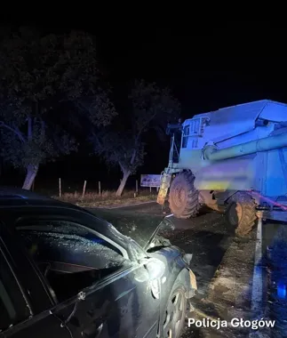 Po zderzeniu z kombajnem policja zatrzymała 27-latka. Miał blisko trzy promile