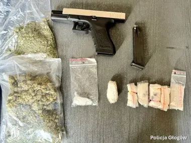 W mieszkaniu 37-latka z Głogowa policja znalazła narkotyki i broń hukową