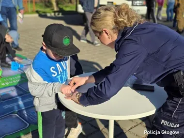 Radiowóz i odciski palców przyciągnęły rodziny w Głogowie
