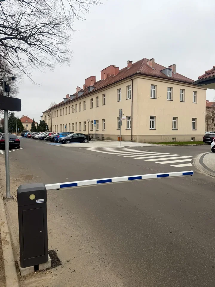 Szpital znów każe płacić za parking – od połowy kwietnia wraca automatyczny system